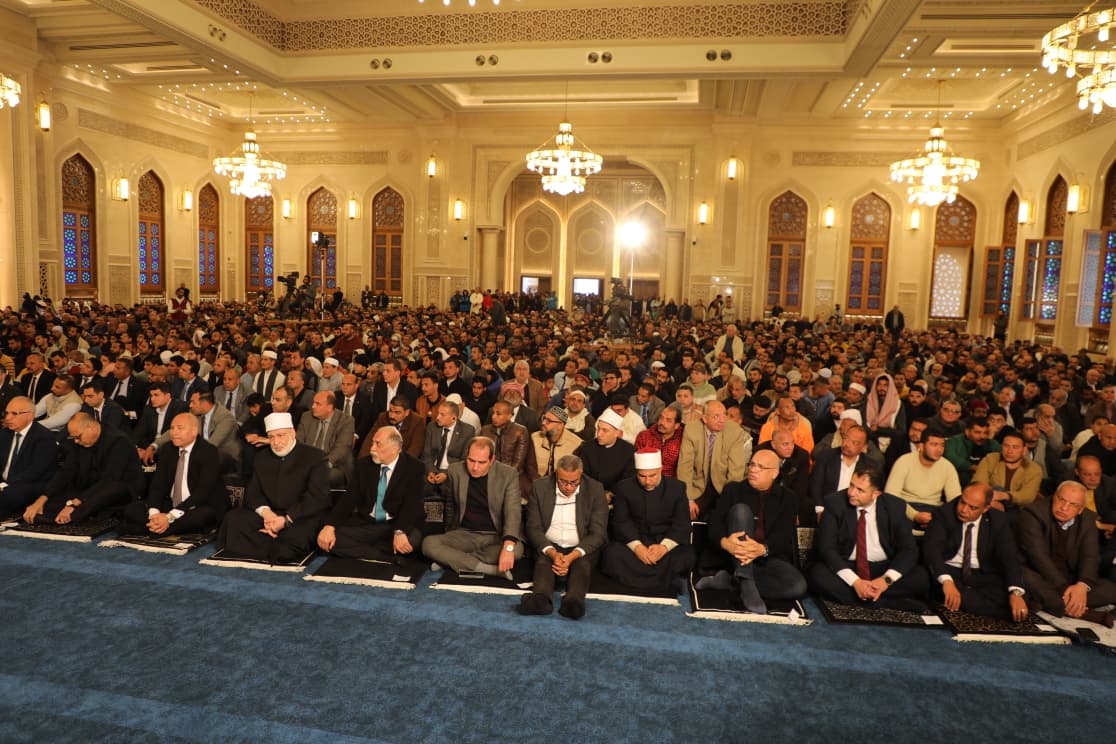 محافظ القاهرة فى صلاة الجمعة