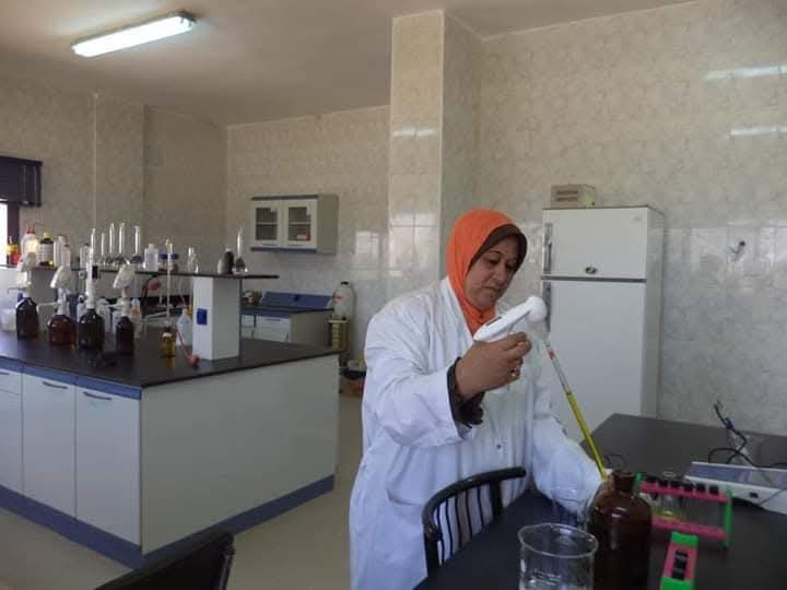 اجراء التحاليل بالمعمل