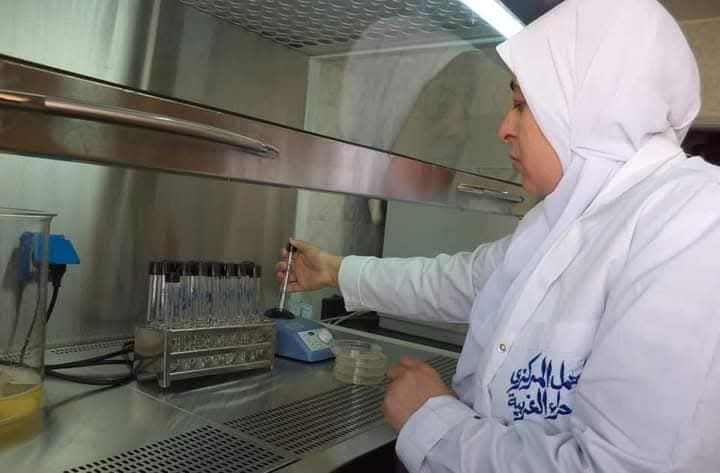 جانب من التحاليل بالمعمل