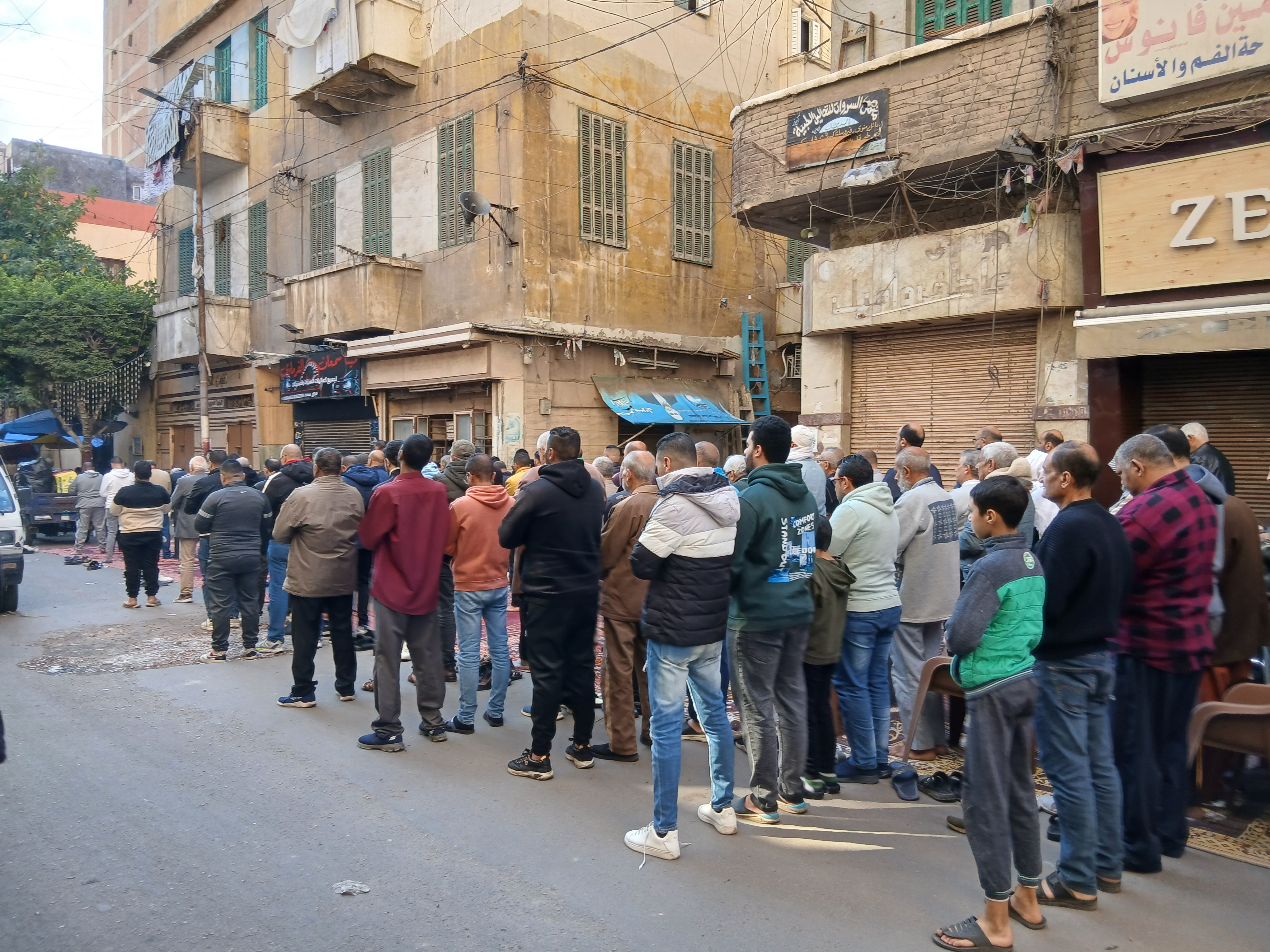 صلاة الجنازة عاي الفنان الشاب محمد الإمام