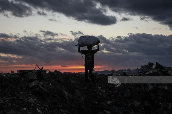 تراكم القمامة وسط الخيام فى غزة