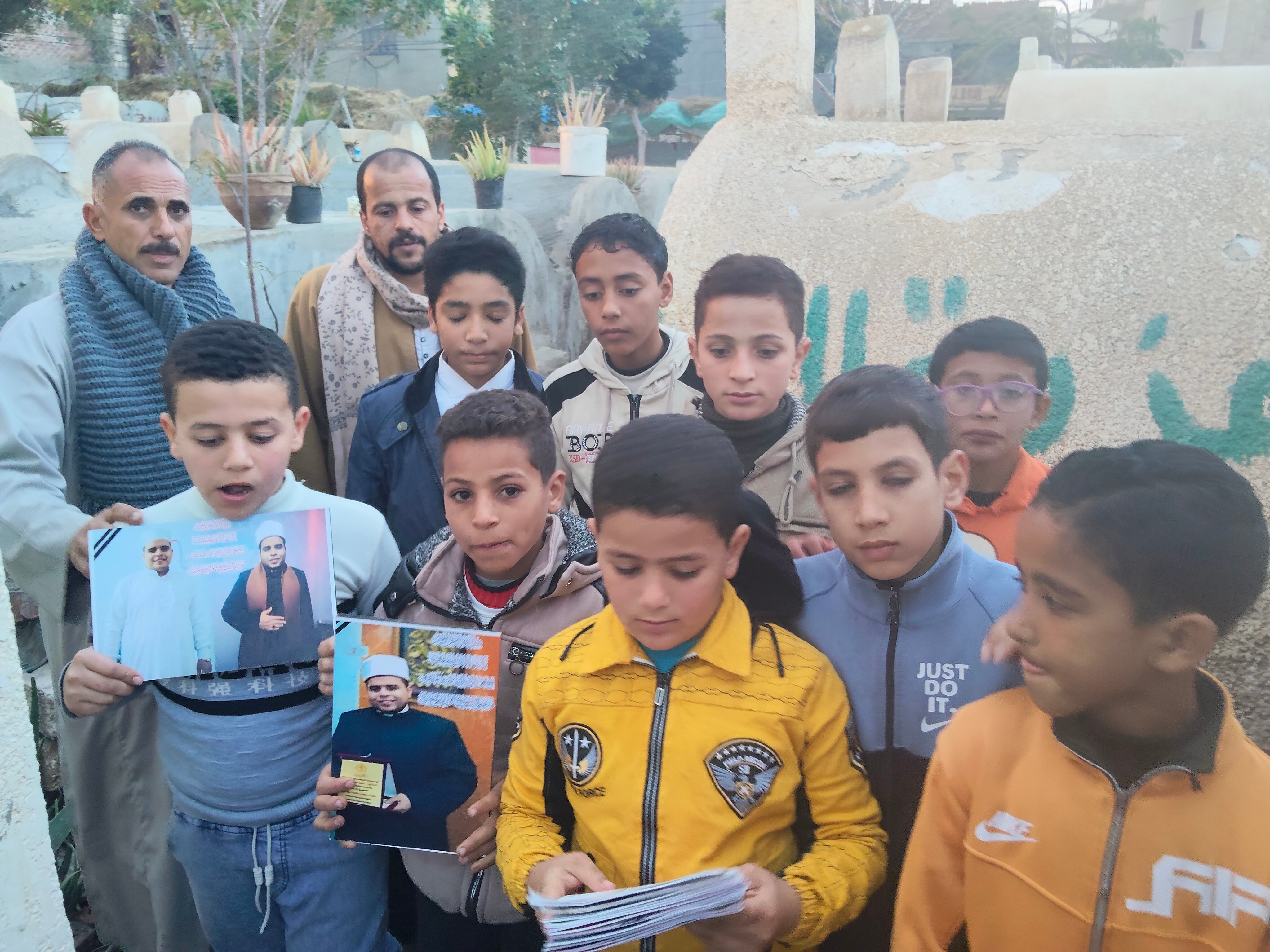 تلاميذ الفقيد أمام مقبرته