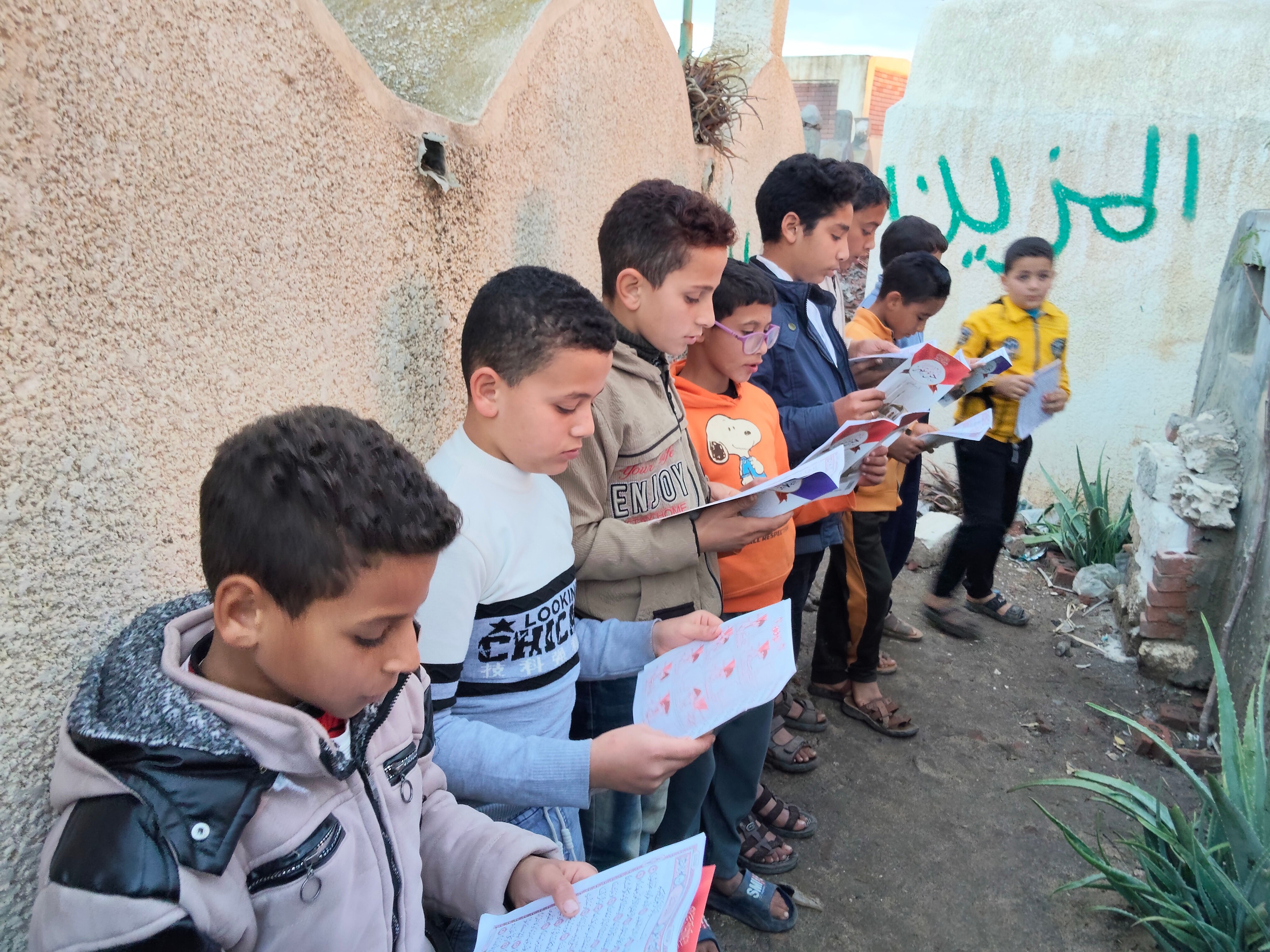 تلاميذ الشيخ رمضان ينعون استاذهم أمام مقبرته