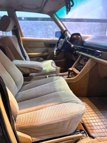 السيارة من الداخل