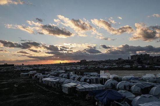 خيام من القماش الهش