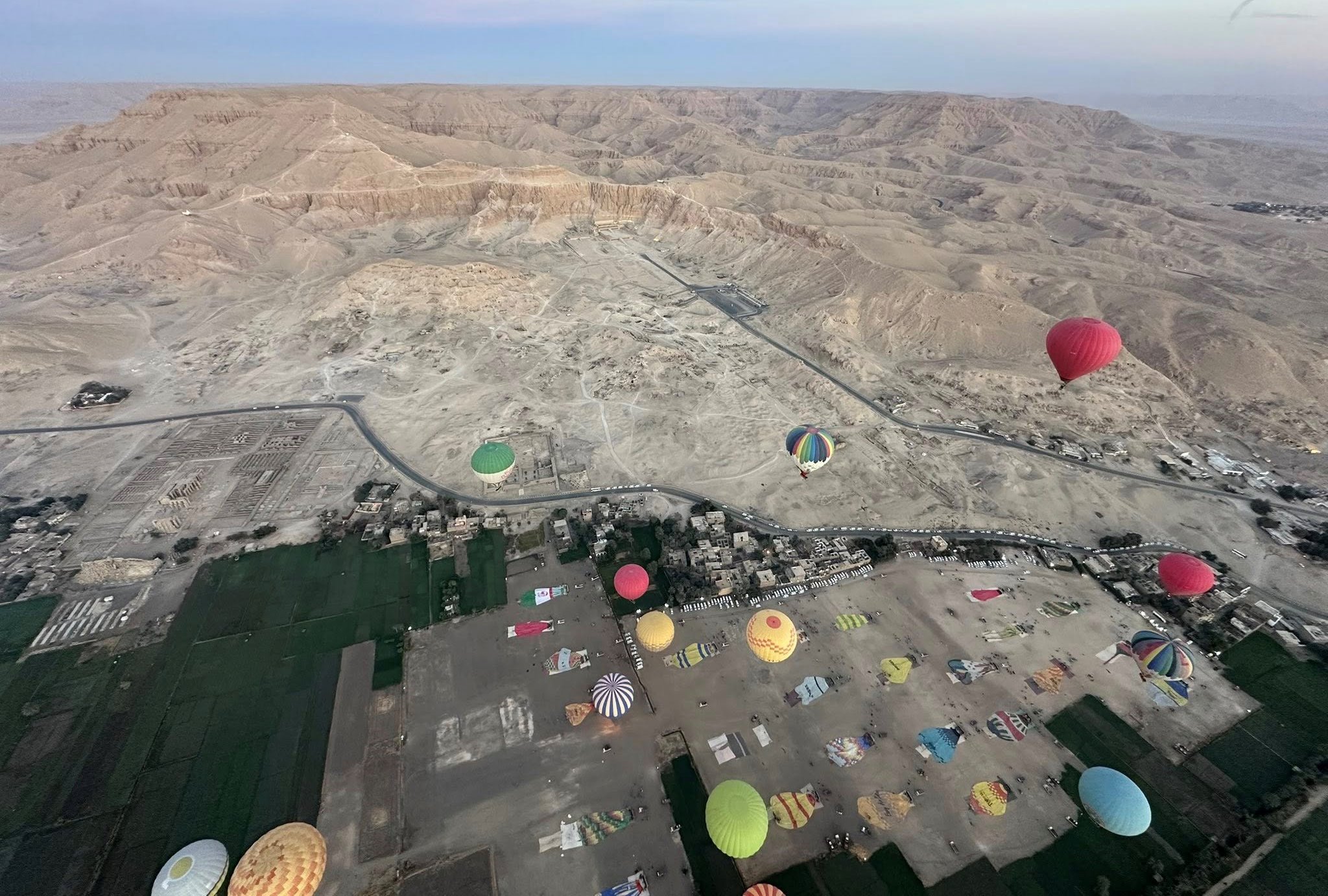 تحليق 62 رحلة بالون طائر تقل 1300 سائح في سماء البر الغربى بالأقصر