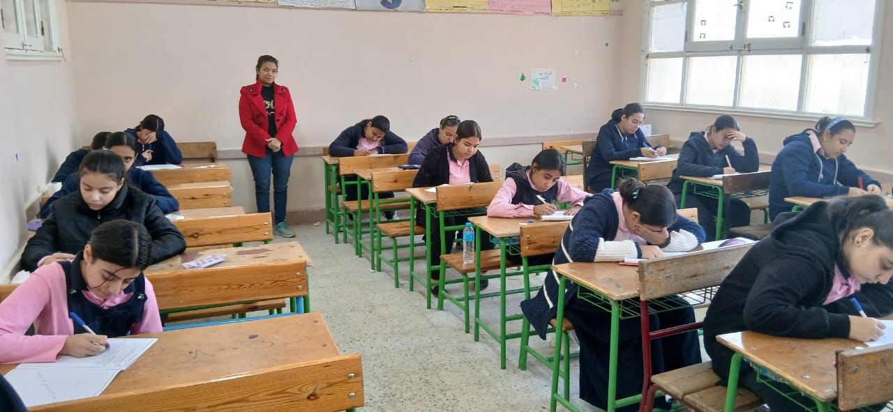 الطلاب يؤدون الامتحانات فى أجواء من الهدوء