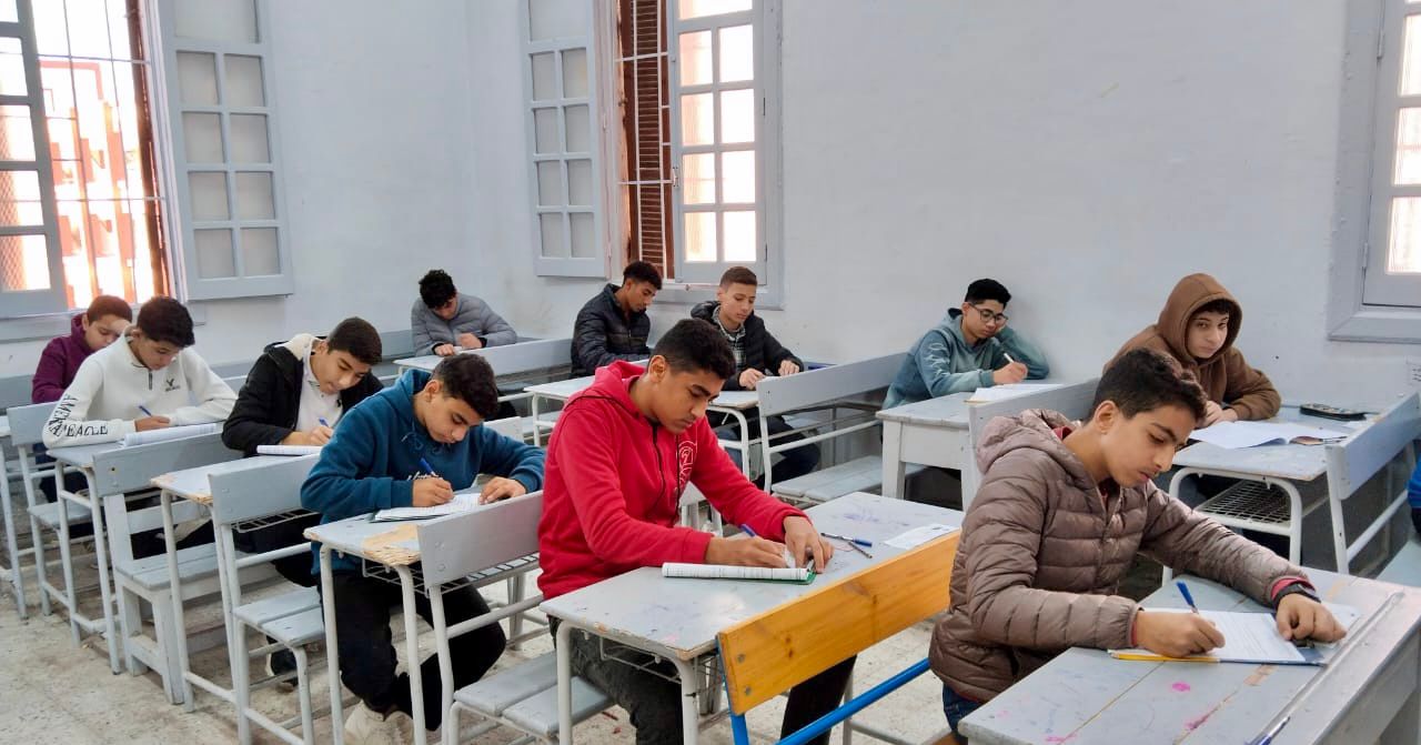 طلاب الشهادة الاعدادية أثناء الامتحان