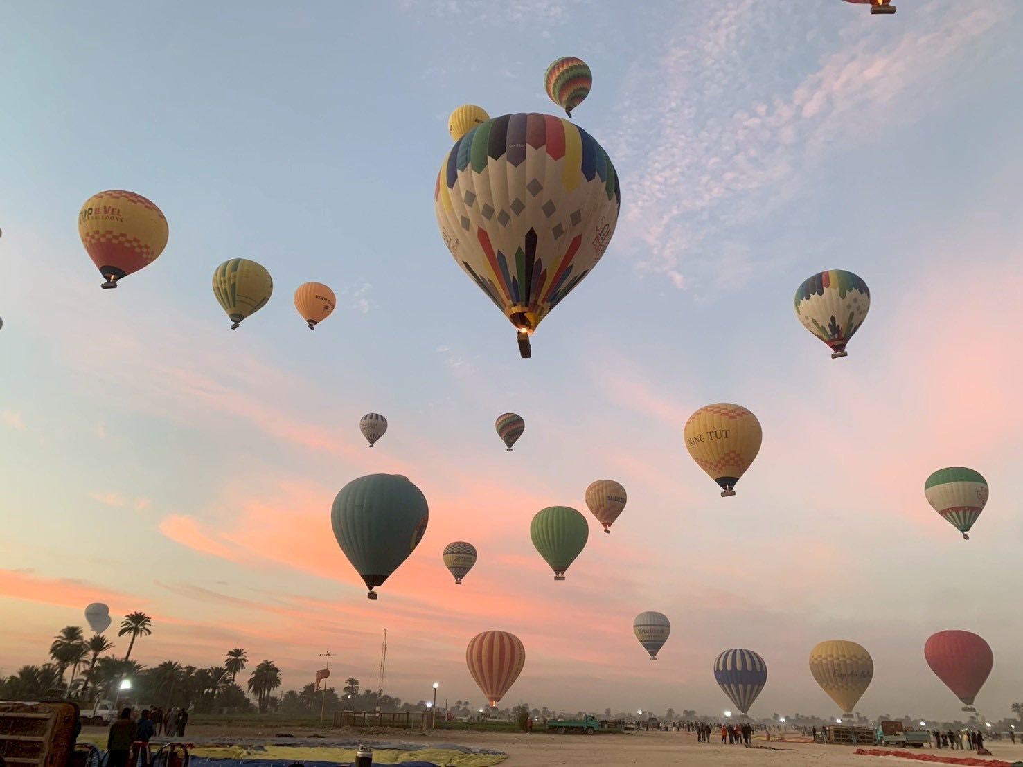 سماء الأقصر تشهد تحليق 1250 سائح على متن 52 رحلة بالون طائر
