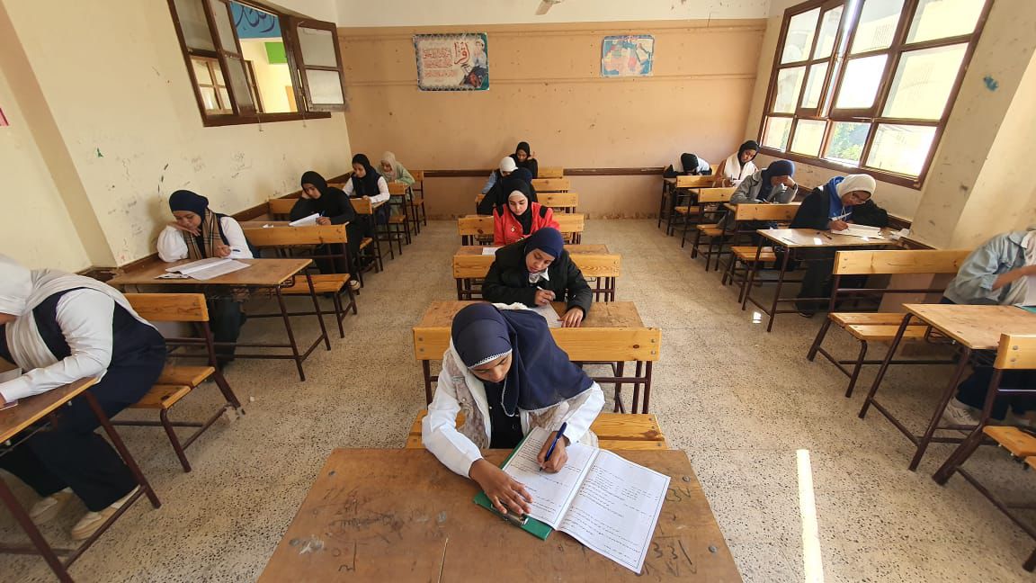 الطالبات يؤدون امتحان الشهادة الاعداديه 2026