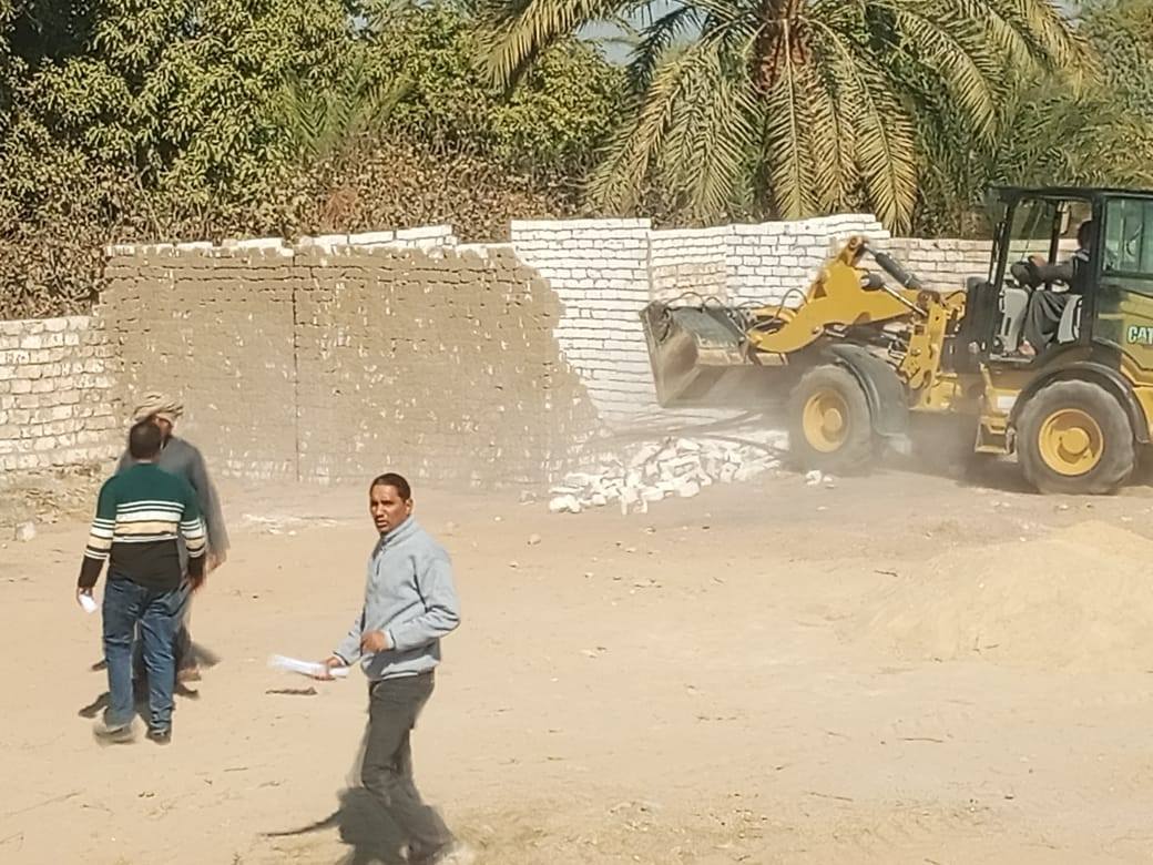 حملات تنفيذ 27 قرار إزالة في حملات بقرى مدن القرنة والبياضية وإسنا