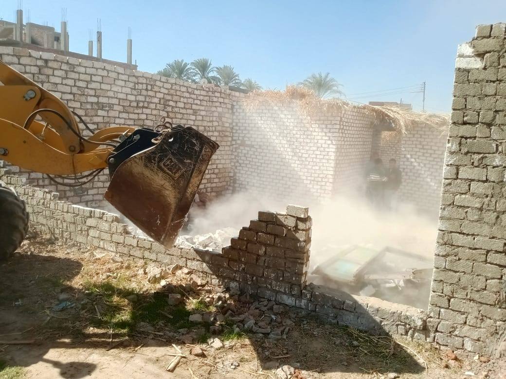 تنفيذ 27 قرار إزالة في حملات بقرى مدن القرنة والبياضية وإسنا