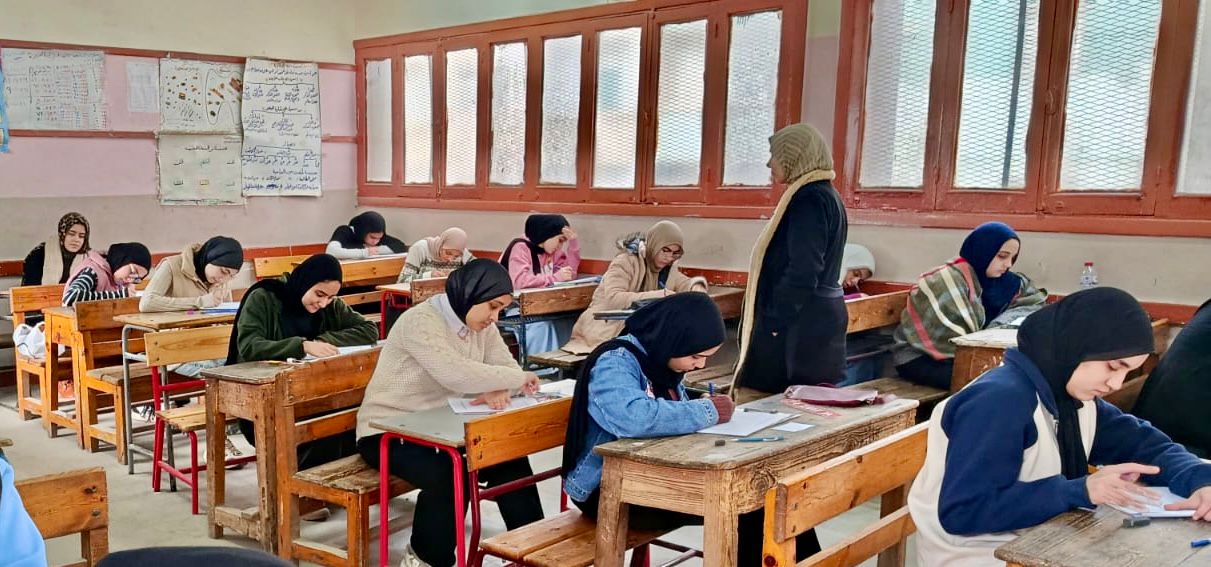 الطلاب يؤدون الامتحانات