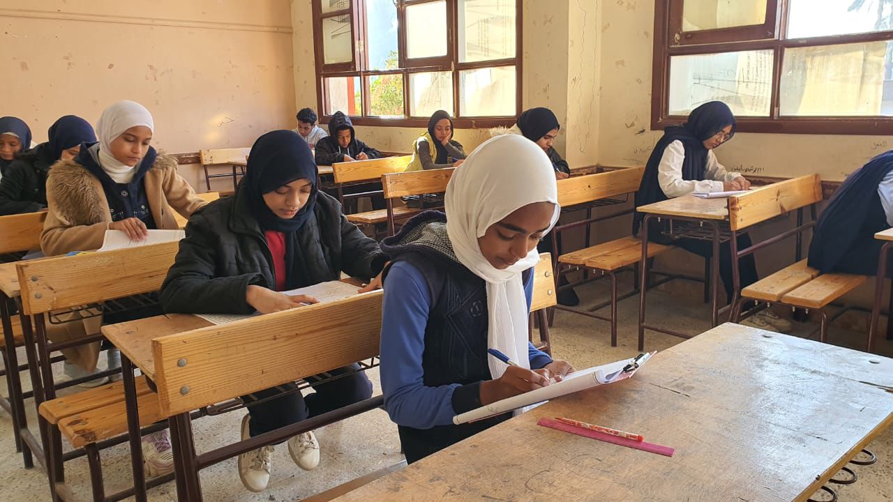 طالبات الشهادة الاعدادية اثناء الامتحان