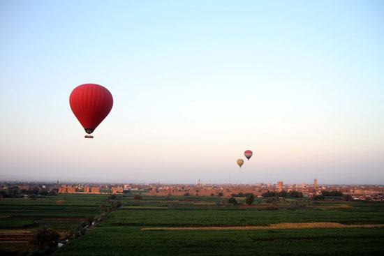 البالون الطائر يزين سماء الأقصر