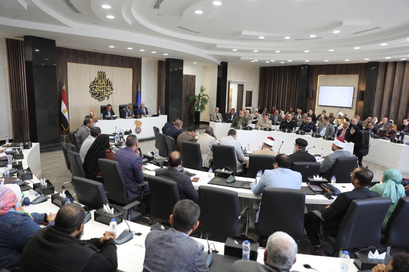 محافظ اسوان يعلن اختيار اربع مدارس 