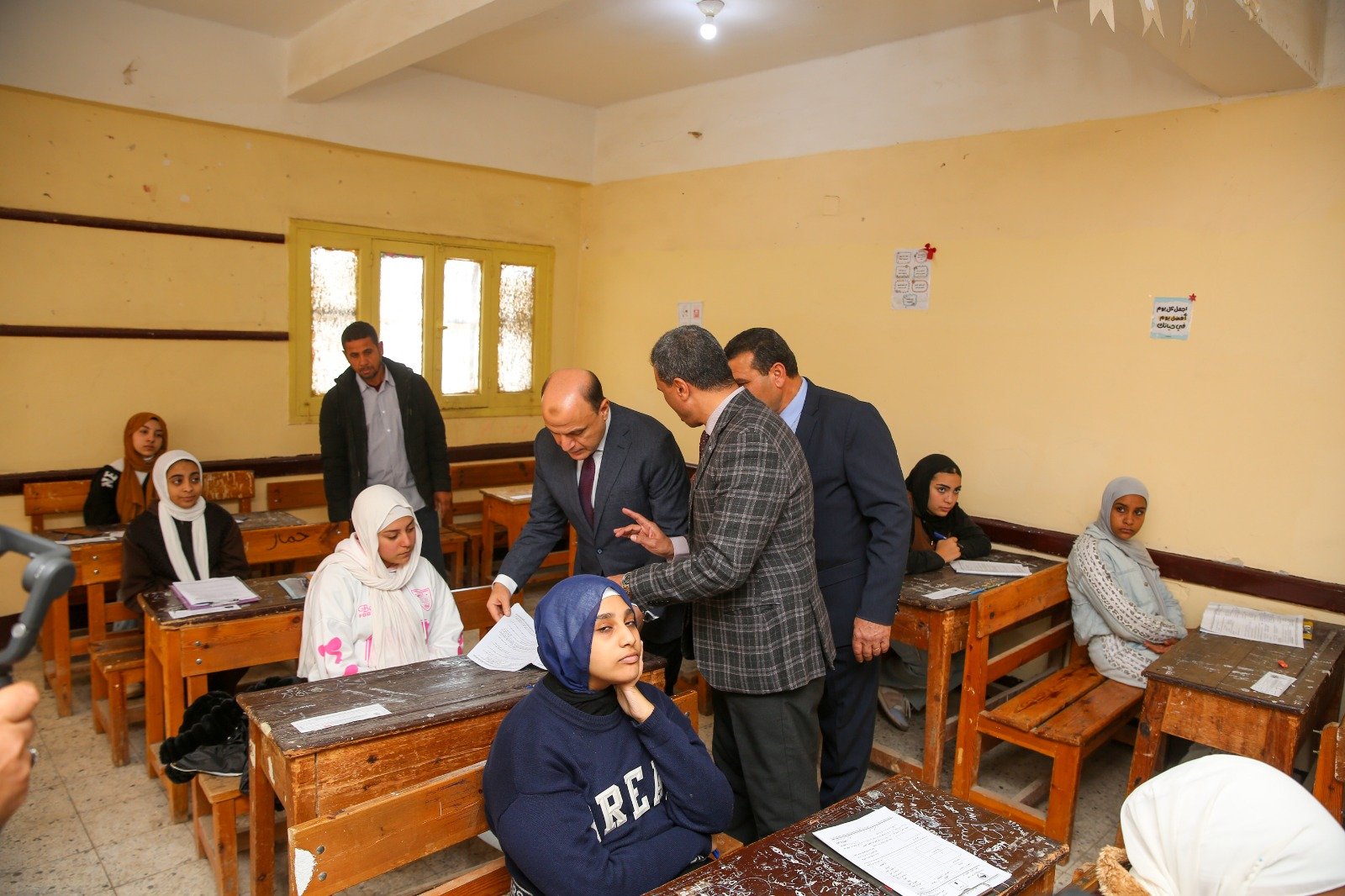 محافظ كفر الشيخ يتفقد لجان الطالبات