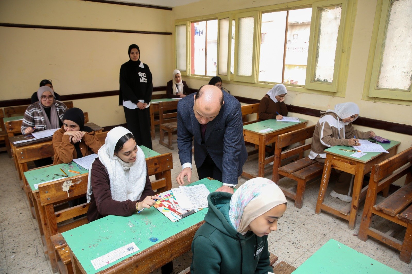 محافظ كفر الشيخ يتفقد لجنة البنات الإعدادية غرب كفر الشيخ