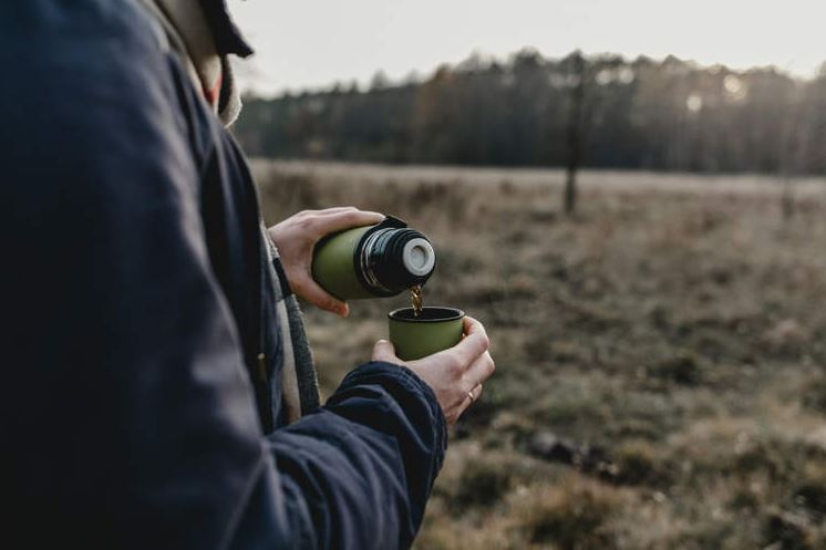 رجل يتوفى بسبب التسمم بالرصاص بعد استخدام نفس الكوب الحراري لمدة 20 عاماً تقريباً