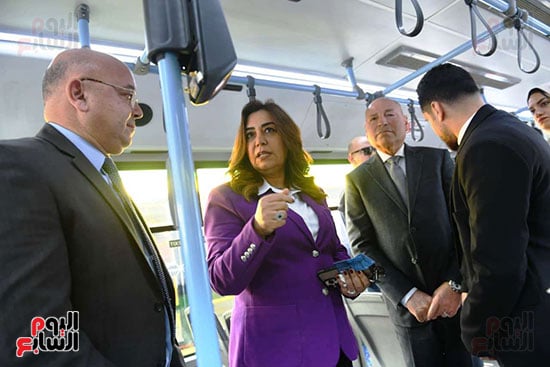 تفقد الوزيرة للمشروع داخل اتوبيس النقل العام