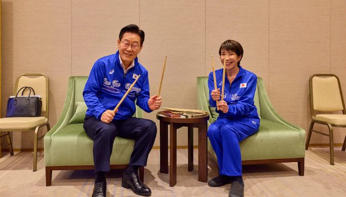 رئيسة وزراء اليابان والرئيس الكوري