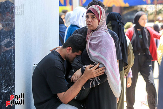 احدى الامهات تحتضن ابنها-بعد صعوبة امتحان الثانوية العامة