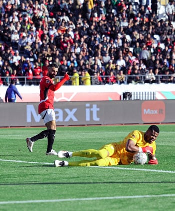 محمد صلاح يهدر فرصة الهدف