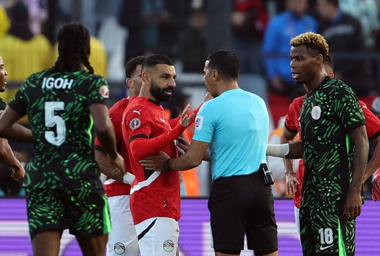 صلاح وحكم المباراة