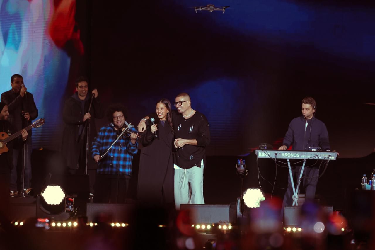 جنا عمرو دياب برفقة والدها