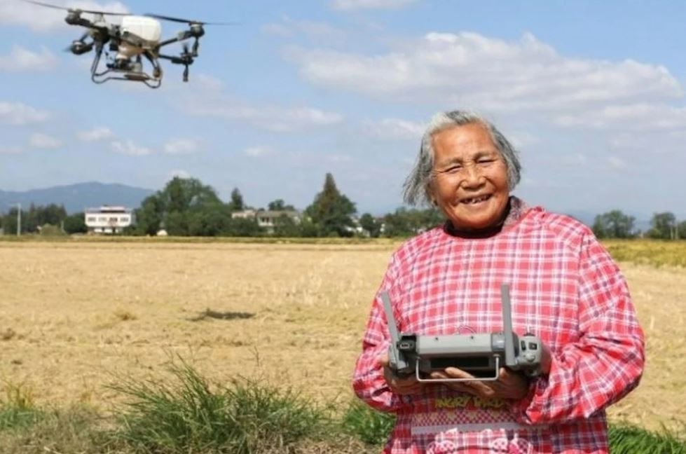 جدة صينية تكتسب شهرة بفضل مهاراتها في استخدام طائرات الدرون