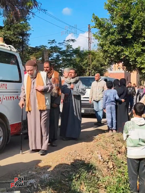وسط-انهيار-الأم..-تشييع-جثامين-الأشقاء-الـ5-بمقابر-الأسرة-بميت-عاصم-ببنها-(8)