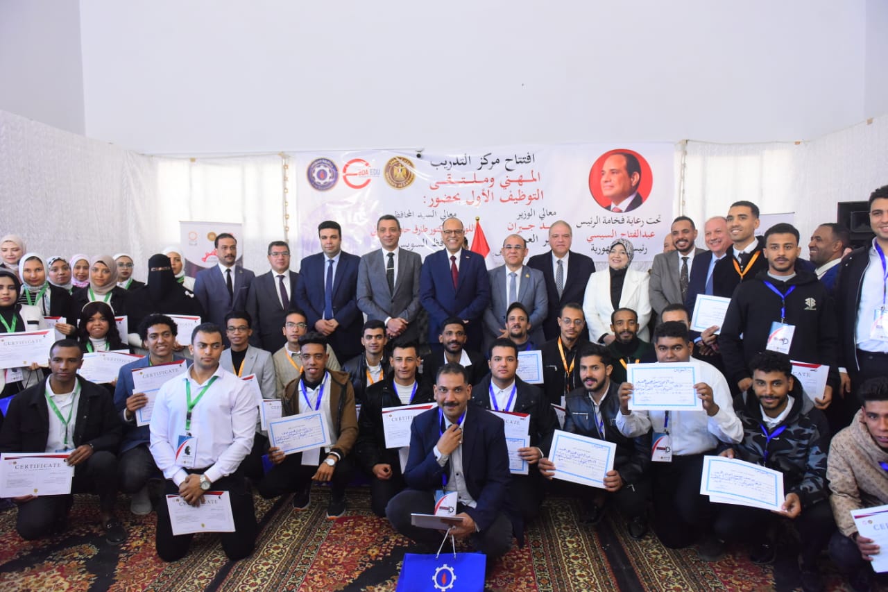 وزير العمل ومحافظ السويس يفتتحان ملتقى توظيفي