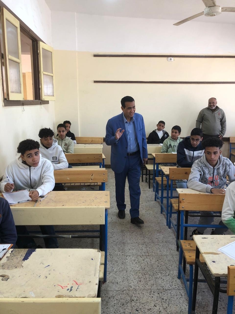 قيادات تعليم الأقصر يتابعون امتحانات الشهادة الإعدادية بالمريس