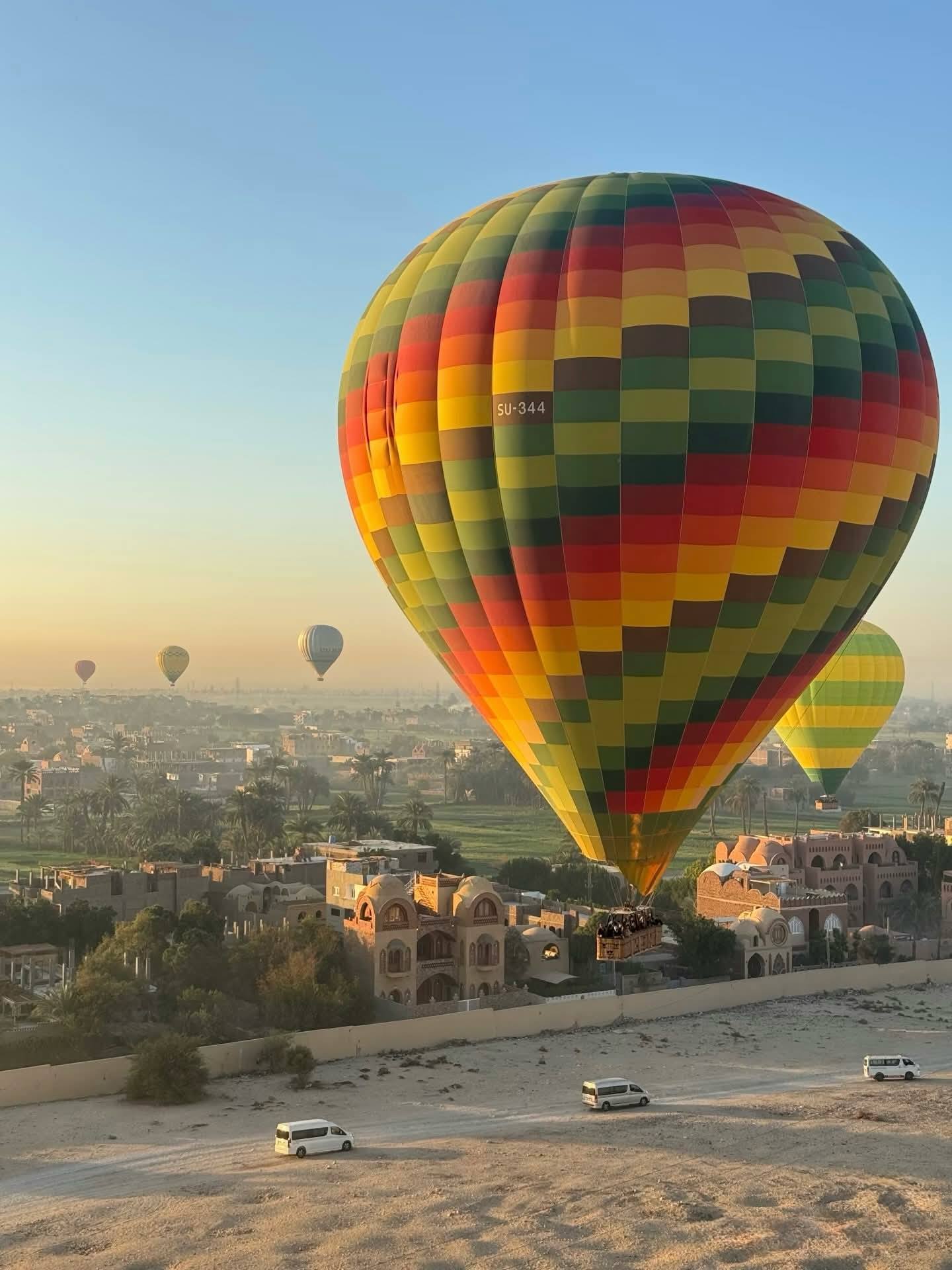 تحليق 133 رحلة تقل 3350 سائح في 48 ساعة