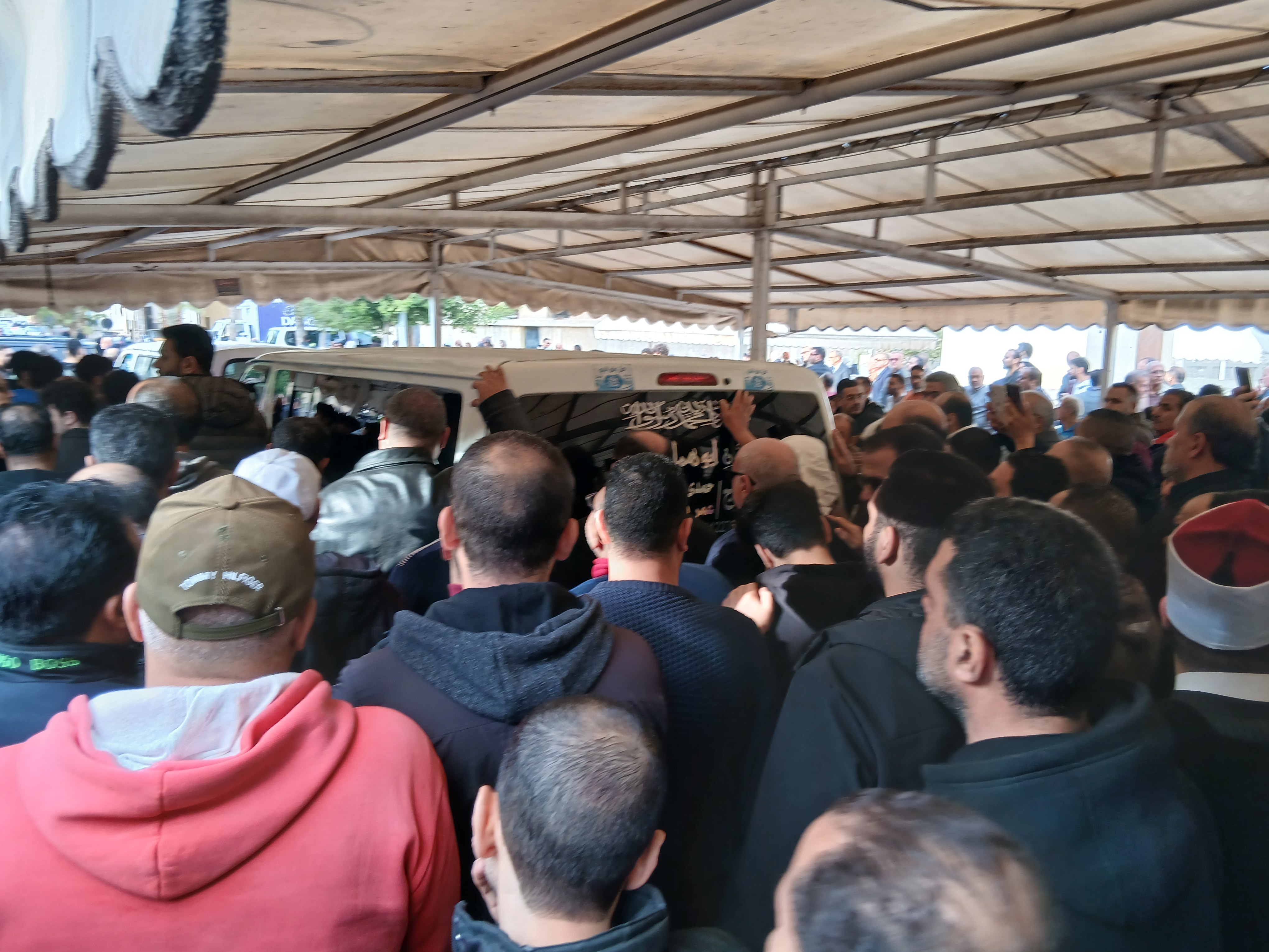 إعداد كبيرة تشارك في تشيع جثمان طاهر القويري إعداد كبيرة تشارك في تشيع جثمان طاهر القويري