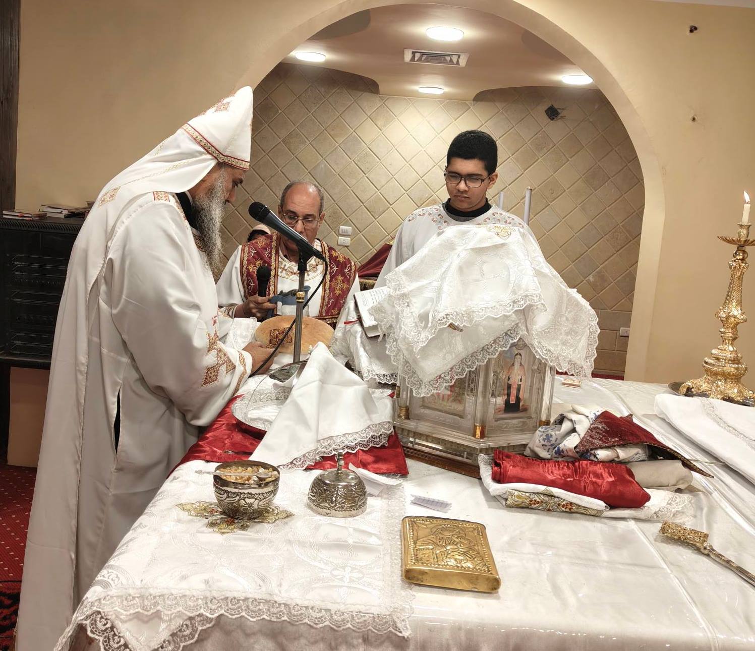 كنائس الأقصر تؤدى صلوات القداس الإلهى برمون إحتفالاً بعيد الغطاس المجيد كنائس الأقصر تؤدى صلوات القداس الإلهى برمون إحتفالاً بعيد الغطاس المجيد