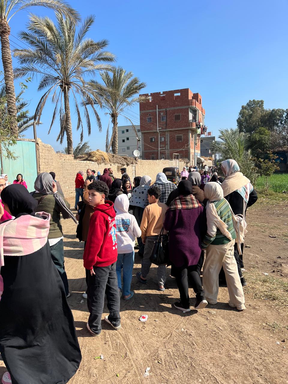 اولياء الامور في انتظار ابناءهم