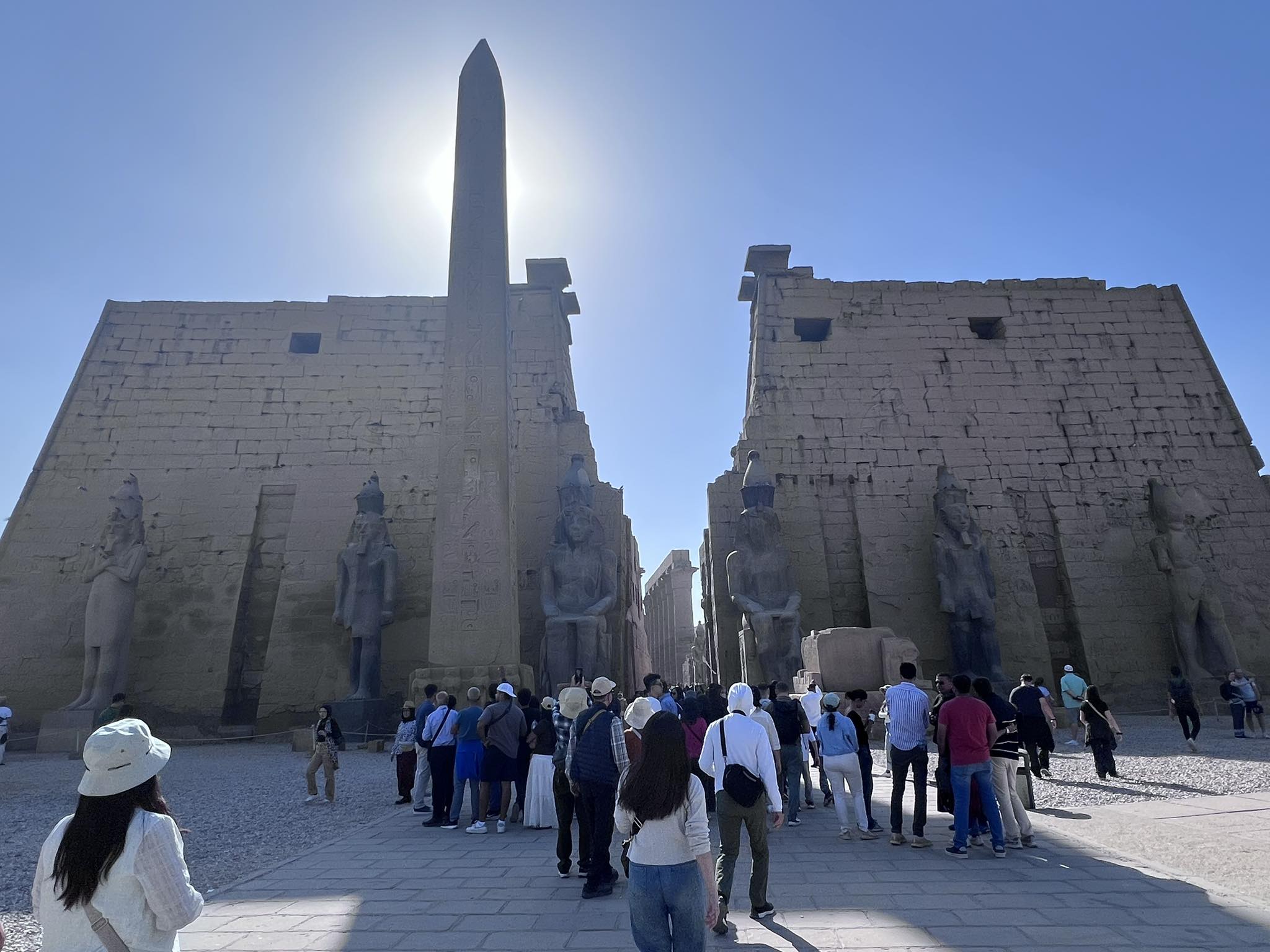 سياح العالم يستمتعون بدفء الشتاء في شرق وغرب عاصمة التاريخ الفرعونى