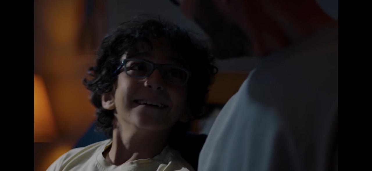 صدمة أحمد زاهر بعد مشاركته اللعب الإليكترونية مع أبناءه الثلاثة (1)