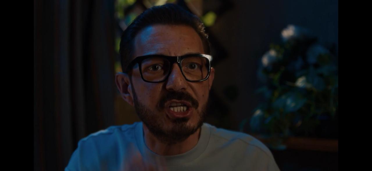 صدمة أحمد زاهر بعد مشاركته اللعب الإليكترونية مع أبناءه الثلاثة (2)