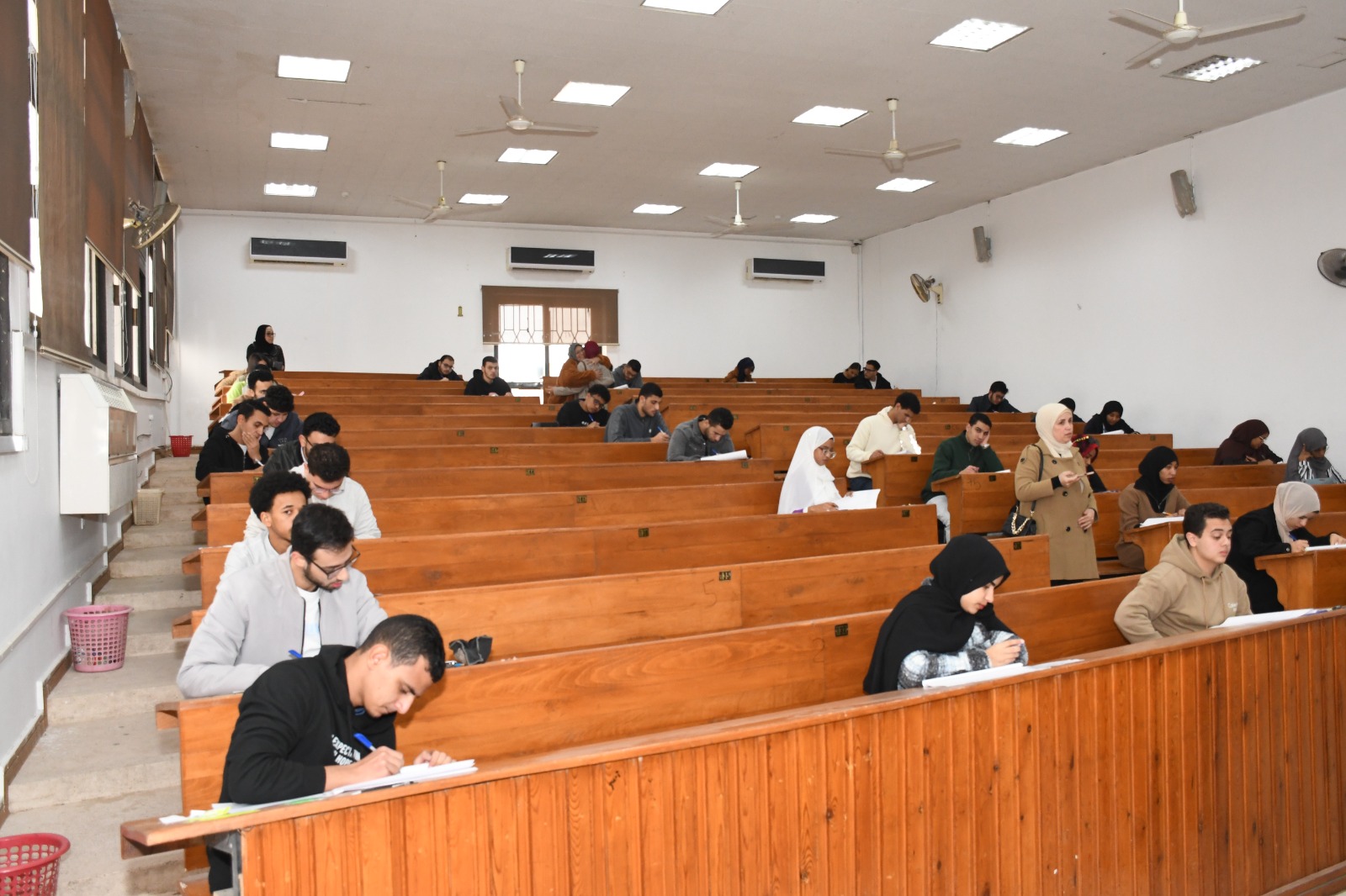 الطلاب يؤدون الامتحانات (1)
