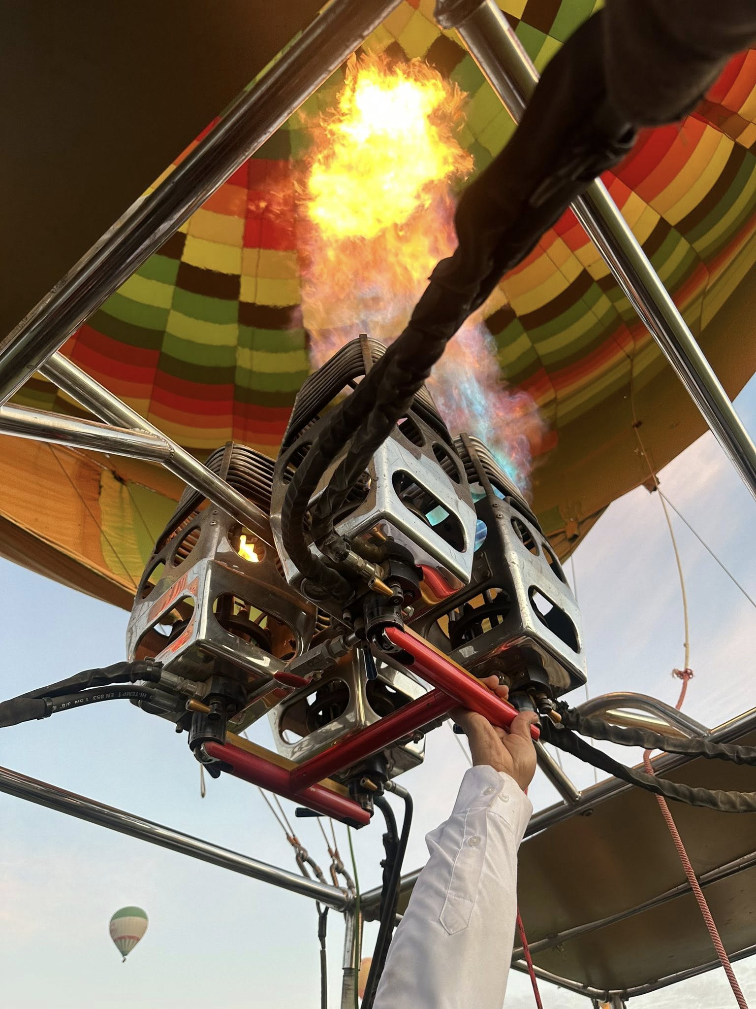 جانب من تجهيز البالون للتحليق فى السماء