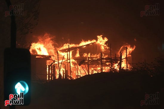 النيران تلتهم المكان
