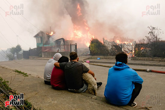 المواطنين تشاهد أشتعال النيران