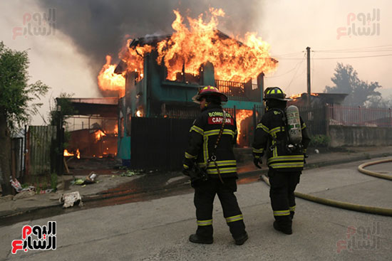 قوات  الدفاع المدنى يحاولون السيطرة على النيران