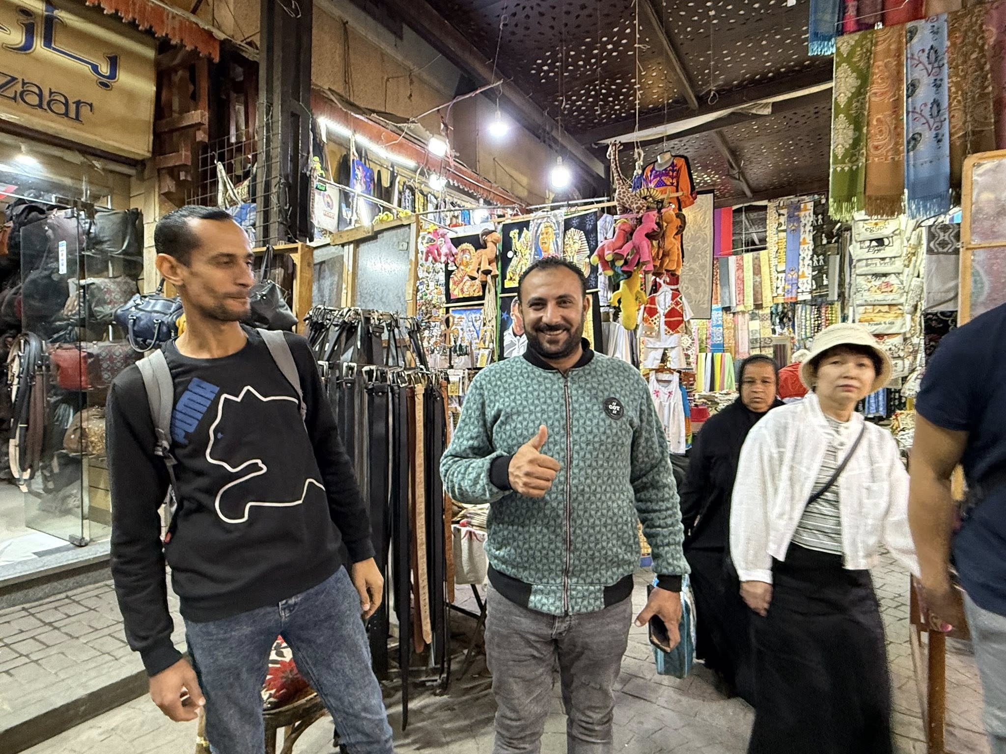 توافد السياح لشراء الهدايا من السوق السياحي