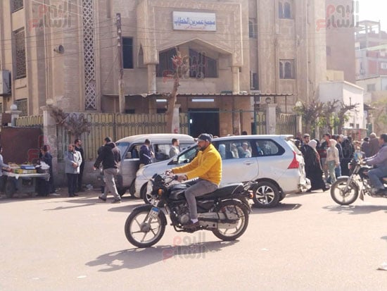 صلاة-الجنازة-على-جثامين-الأشقاء-الـ5-ضحايا-تسرب-الغاز-فى-بنها-(4)