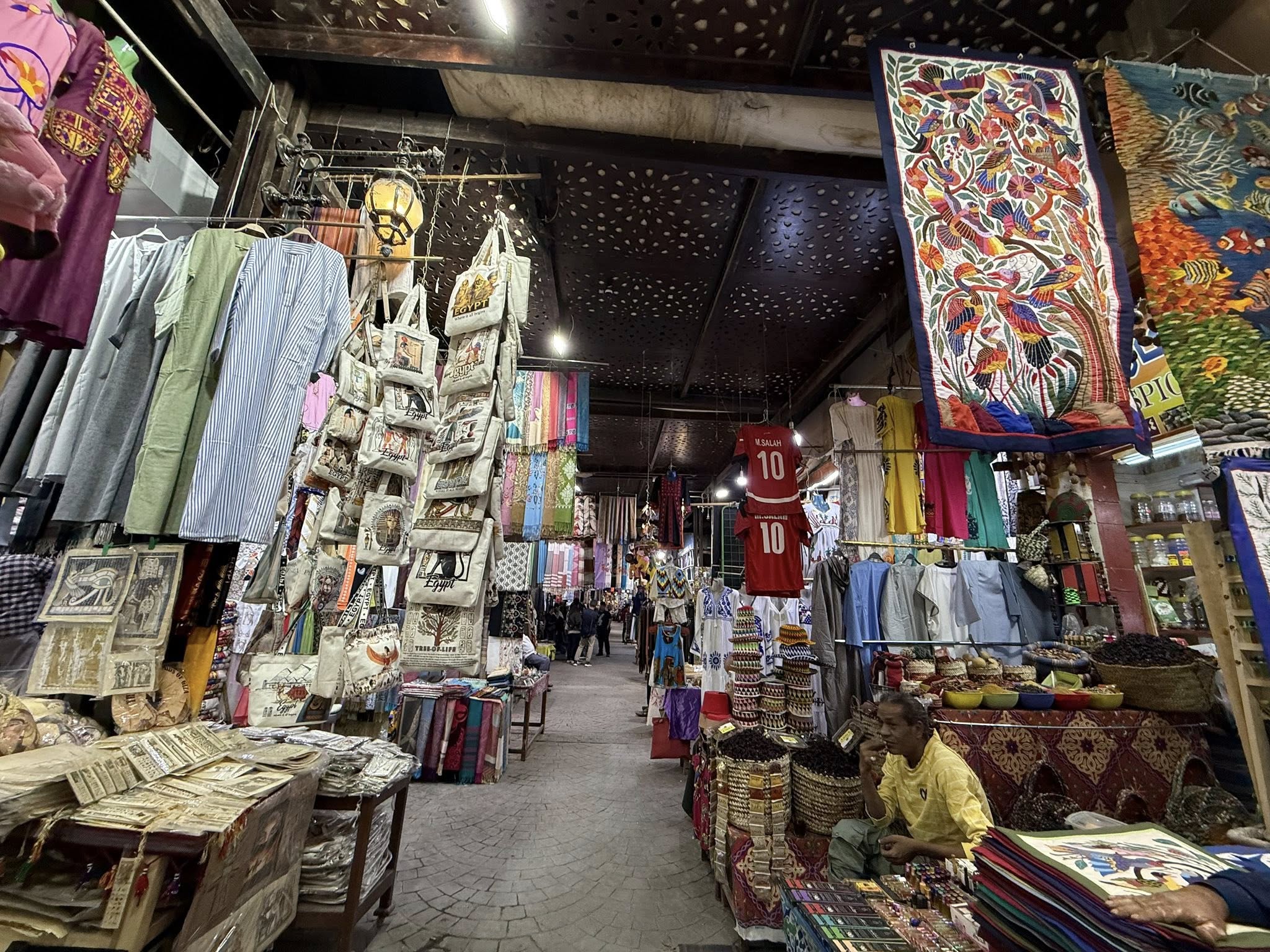 السوق السياحي بوابة الخير لأصحاب البازارات السياحية وشراء الهدايا للسياح