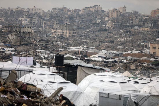 منظر لخيام النازحين وسط أنقاض المنازل