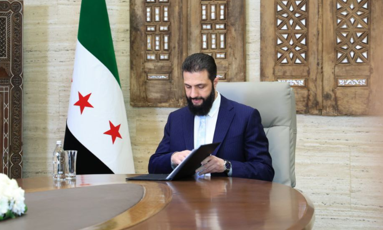 أحمد الشرع أثناء توقيع الاتفاق